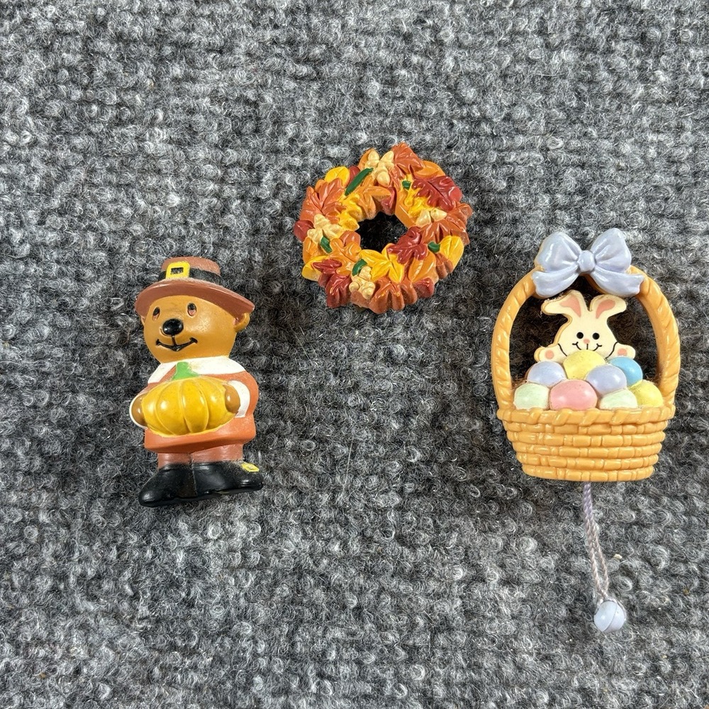 VTG 80s Holiday Pin Lot Hallmark Russ GGI Bear Wreath Easter Basket‎ Fall Autumn